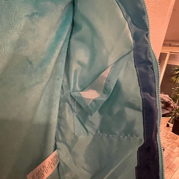 So , Size 7/8 Ombre blue / green puffer jacket Faux fur hood is removable - Picture 4 of 6